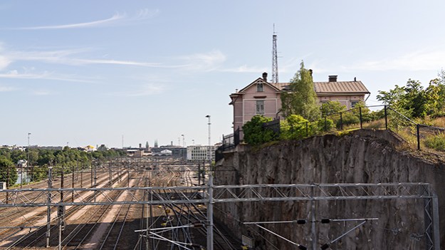 21-07-22-wooden-house-on-the-cliff-006