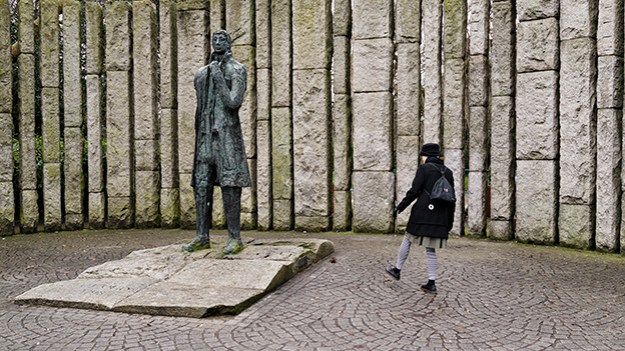 2015-01-25-statue-and-viewer-026