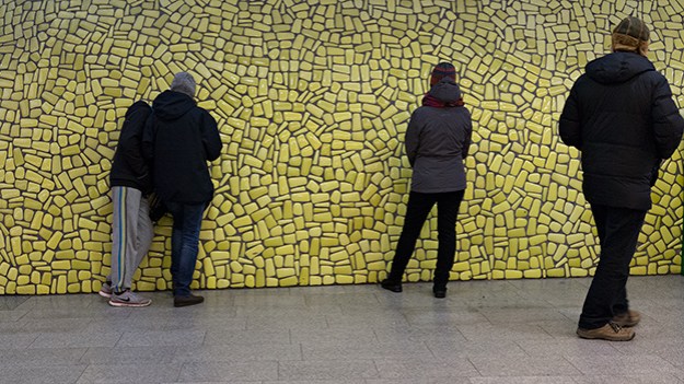 2015-03-28-four-people-at-the-wall-002