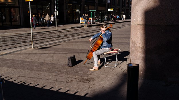 2015-05-31-cello-player-002