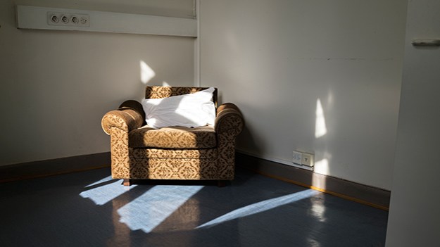 2015-06-12-chair-in-old-hospital-033