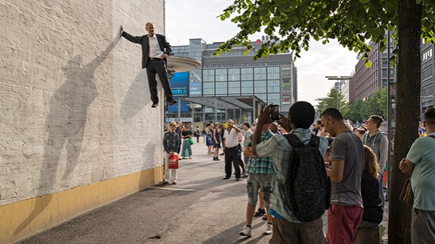 2015-08-08-man-on-the-wall-001