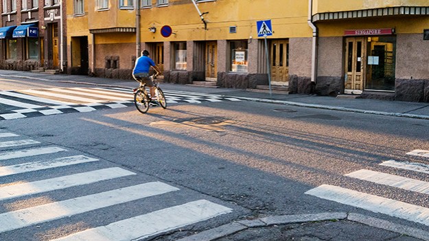2015-08-18-cyclist-at-the-crossing-057