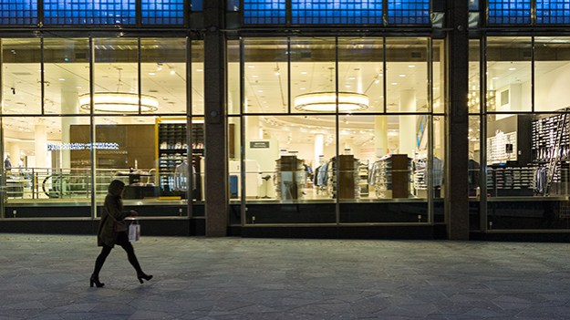 2015-10-12-walking-with-a-shopping-bag-007