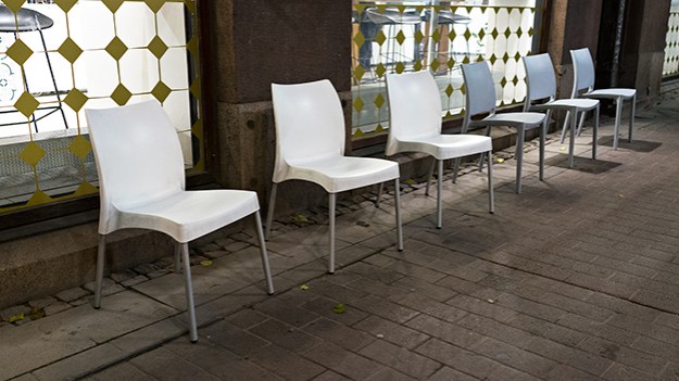 2015-10-20-white-and-grey-chairs-010