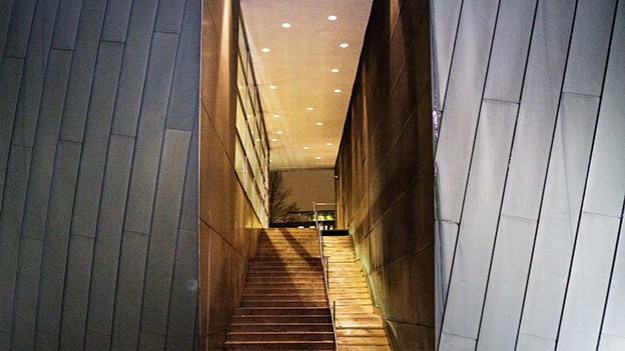 2015-12-17-stairs-thought-the-museum087