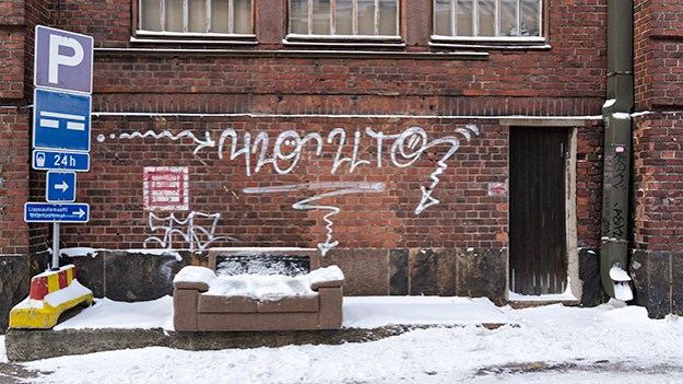 2016-01-04-sofa-in-the-snow-033