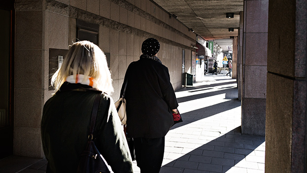 2016-04-19-Two-Women-in-the-Passage-125