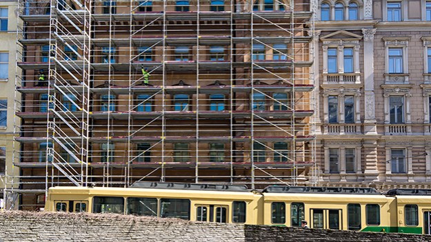 2016-04-21-two-men-on-scaffolding-005