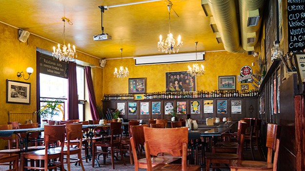 2016-06-23-empty-pub-057