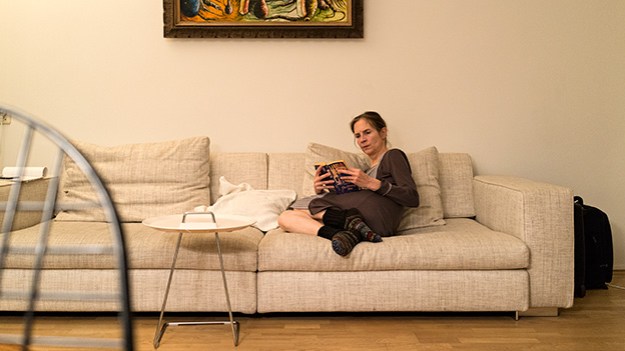 2016-09-17-reading-a-book-on-a-sofa-005