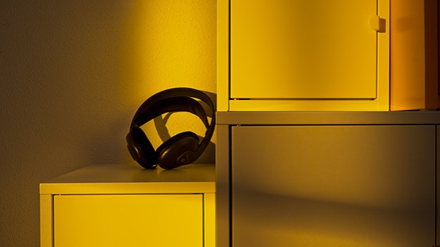 2016-10-27-headphones-in-yellow-light-012