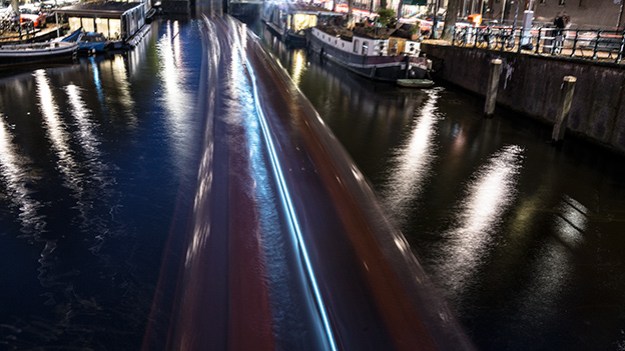 2016-11-01-canal-boat-in-motion-011