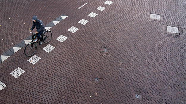 2016-11-29-cyclist-on-crossing-029