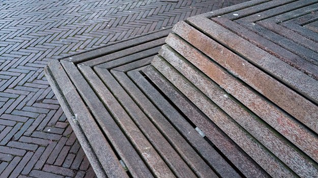 2016-12-10-bench-at-a-square-008