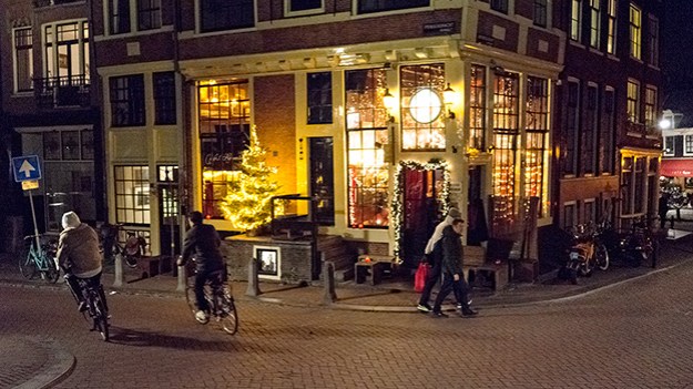 2016-12-26-pub-decorated-with-christmas-lights-046