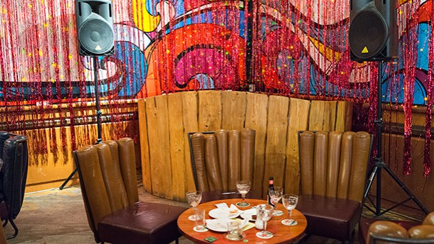 2016-12-27-corner-of-a-bar-024