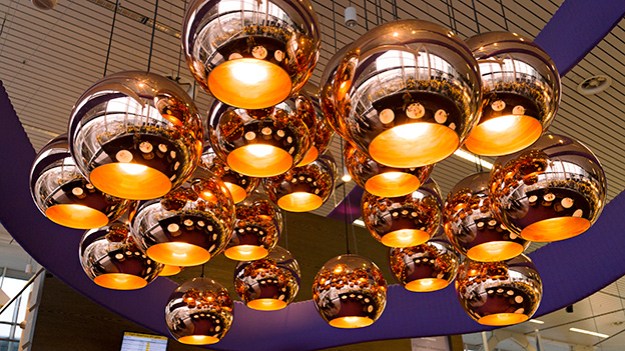 2017-01-30-lamps-in-the-airport-cafe-004